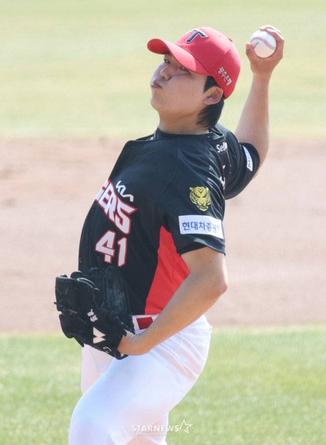 2026 신한 SOL Bank KBO리그 시범경기 두산 베어스 대 KIA 타이거즈 경기가 22일 서울 잠실야구장에서 열렸다.  KIA 선발 황동하가 역투하고 있다. /사진=김진경 대기자