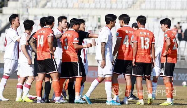 K리그2, '선수들 충돌 직전' 용인FC와 화성FC 선수들이 경기를 마친 후 실랑이를 하자 주심이 말리는 모습.2026.03.22.