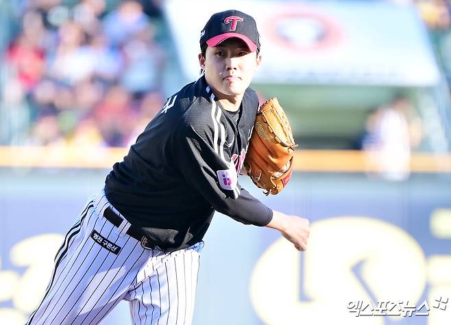 LG 트윈스는 22일 대구삼성라이온즈파크에서 열린 2026 KBO 시범경기 삼성 라이온즈전에서 14-13으로 승리했다. 양 팀 토종 에이스 LG 임찬규와 삼성 최원태가 맞붙은 가운데, LG 타선이 최원태를 상대로 3이닝 10안타 6득점을 올리며 크게 앞서나갔다. 마운드에서는 임찬규를 비롯해 구원투수 배재준, 백승현, 박시원이 7회까지 무사사구 피칭을 이어갔다. 그러나 LG는 14-6으로 앞서 있던 9회말 불펜이 급격하게 흔들리면서 7점을 내줘 스코어가 한 점 차까지 좁혔지만 동점까지는 허용하지 않으면서 14-13 진땀승을 거뒀다. 엑스포츠뉴스DB