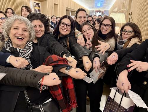 새벽 대기 끝 '한자릿수' 번호표 뽑고 기뻐하는 공유팬들 (피렌체=연합뉴스) 민경락 특파원 = 21일(현지시간) 이탈리아 피렌체 라꼼빠니아 극장에서 열린 배우 공유 마스터클래스 행사는 예매 시작 3분 만에 전 좌석이 매진됐다.
    관객들은 행사 당일 새벽 6시 반부터 극장 앞에 줄을 서기 시작했다. 이른바 '1열 직관'을 노린 광팬들이다. 2026.3.22 rock@yna.co.kr