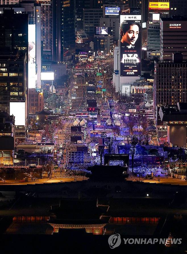 공연 앞두고 보라색으로 물든 광화문 (서울=연합뉴스) 김성민 기자 = 그룹 방탄소년단(BTS)이 정규 5집 '아리랑'(ARIRANG) 발매를 기념해 무료 공연 'BTS 컴백 라이브: 아리랑'(BTS THE COMEBACK LIVE|ARIRANG)을 여는 21일 서울 광화문 광장에서 '아미'(BTS 팬덤)들이 공연을 기다리고 있다. 2026.3.22 ksm7976@yna.co.kr