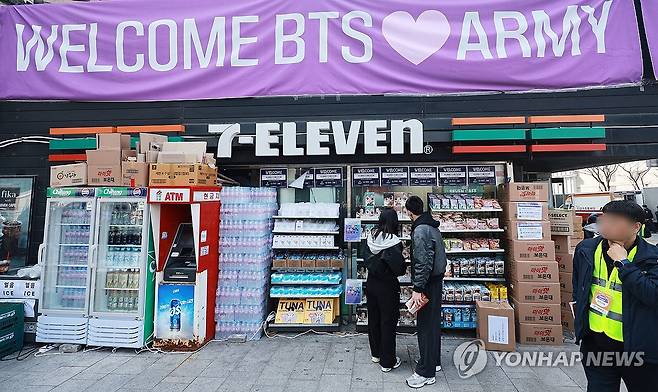 BTS 특수 노리는 시내 편의점 (서울=연합뉴스) 한종찬 기자 = 그룹 방탄소년단(BTS)이 정규 5집 '아리랑'(ARIRANG) 발매를 기념해 무료 공연 'BTS 컴백 라이브: 아리랑'(BTS THE COMEBACK LIVE｜ARIRANG)을 여는 21일 서울 광화문 광장 인근 편의점에 각종 물품이 다량 구비되어 있다. 2026.3.21 saba@yna.co.kr