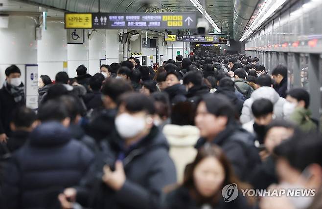 직장인 출근길에 붐비는 서울 광화문역 [연합뉴스 자료사진]