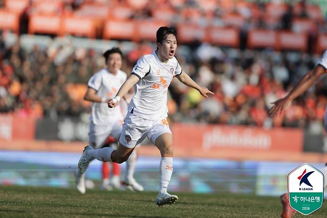 K리그 데뷔 골 넣고 세리머니 하는 제주 조인정. [한국프로축구연맹 제공. 재판매 및 DB 금지]