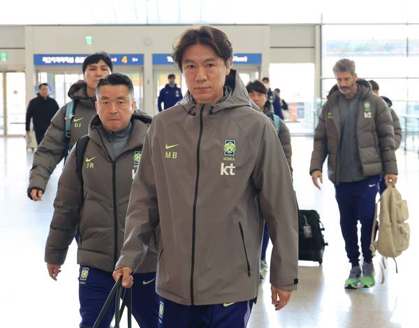 유럽원정 2연전에 나서는 한국축구 국가대표팀의 홍명보 감독이 23일 인천국제공항을 통해 출국하고 있다./연합뉴스