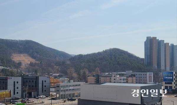광주시 송정동 도심에 군부대가 자리한 가운데 사진 왼쪽으로 노출된 산등성이가 공병단 사격장이고, 오른쪽으로 오는 6월 입주를 앞둔 공동주택단지가 위치해 있다. 광주/이윤희기자·flyhigh@kyeongin.com