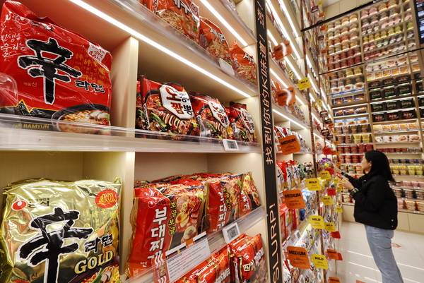 16일 서울 중구 명동역 인근에 오픈한 이마트24 ‘K-푸드랩 명동점’에서 관계자가 진열된 라면을 살펴보고 있다. 2026.3.16 /연합뉴스
