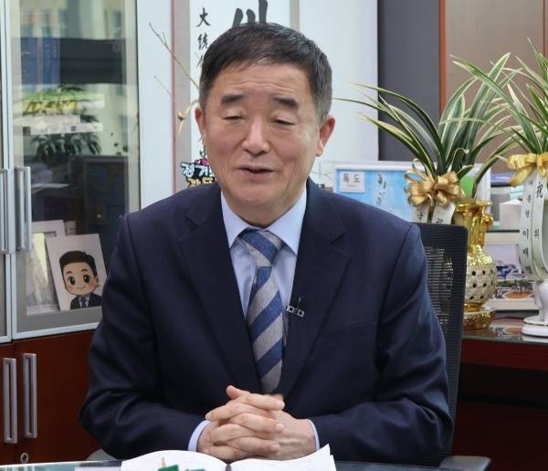 강득구 더불어민주당 최고위원이 지난 19일 중부일보와의 인터뷰에서 취재진의 질의에 답변하고 있다. 사잔=강득구 의원실