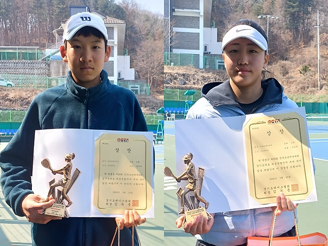 제55회 전국소년체육대회 테니스 남녀중등부 경기도대표로 선발된 고양중의 김노아(사진 왼쪽)와 고노아가 기념사진을 찍고 있다. 사진=경기도테니스협회