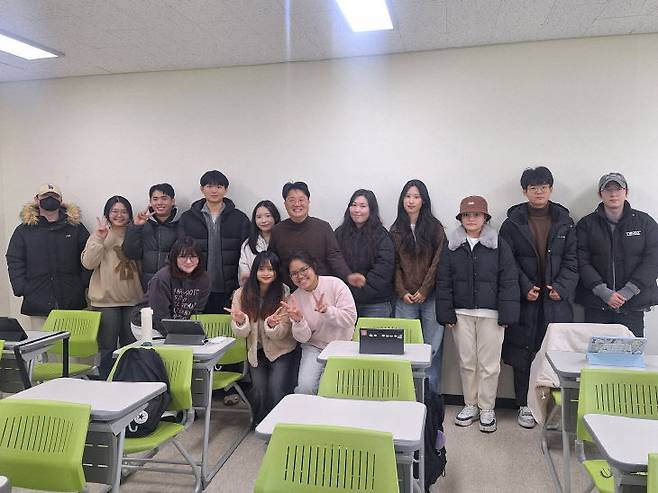 지지자들이 홍 예비후보의 시장 당선을 기약하고 있다.