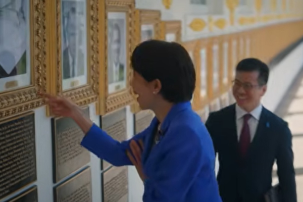 조 바이든 전 미국 대통령 조롱 사진 보며 웃는 다카이치 총리. 백악관 유튜브 계정 캡처