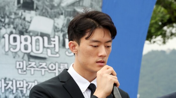 지난 2023년&nbsp;광주 동구 금남로 일대에서 제43주년 5·18 민주화운동을 기념하는 부활제에서&nbsp;전직 대통령 전두환씨의 손자 전우원씨가 참석해 오월영령과 시민들에게 사죄하고 있다. 연합뉴스