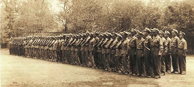 한국광복군 제2지대 사열사진./독립기념관