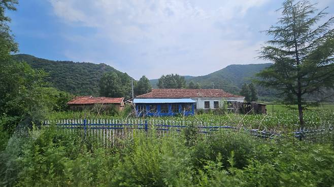 중국 길림성 화룡현 청산리 어랑촌 인근의 어랑촌에 있는 한 가옥과 산의 모습. 어랑촌은 1910년 마을이 조성된 이후 1920년 청산리 전투, 1930년 항일유격근거지 조성 등 대표적 항일 거점으로 알려져 있다. 황덕현과 정완면, 이병묵 등 전남 출신들도 청산리 일대서 항일무장투쟁을 전개했다. 만주/김성빈 기자 ksb@namdonews.com