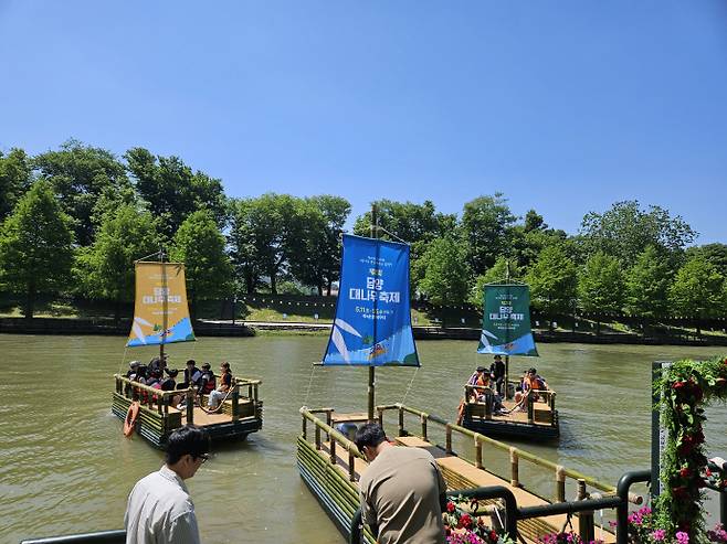 지난해 담양군 대나무 축제에서 열린 수상체험 뗏목타기 체험행사. /담양군 제공