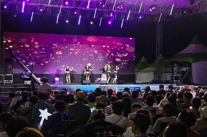 전남지역 한 축제의 인기 트로트 가수 공연. 지자체 홈페이지 캡쳐