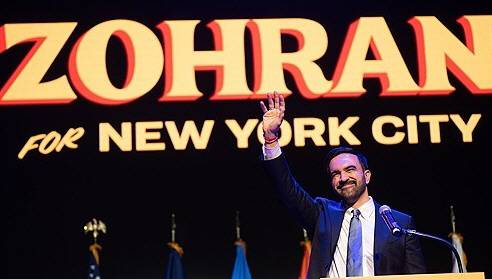 조흐란 맘다니가 2025년 11월 4일(화요일) 뉴욕에서 열린 시장 선거에서 승리한 뒤 손을 흔들고 있다. /연합뉴스