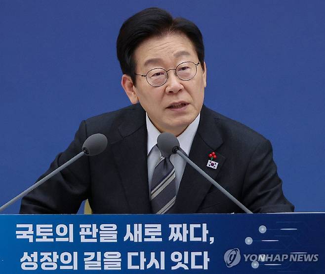 이재명 대통령이 지난달 12일 세종시 정부세종컨벤션센터에서 열린 국토교통부 업무보고에서 발언하고 있다. /연합뉴스