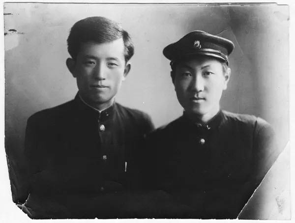 연희전문학교 시설 윤동주(왼쪽)와 정병욱.