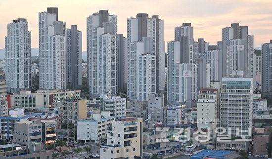 ▲ 수도권을 겨냥한 정부의 고강도 규제로 수도권을 비롯해 지방 부동산 시장도 영향을 받는 가운데 울산은 아파트 거래가 활황을 보이면서 주담대 잔액이 지속 증가세를 보이고 있다. 사진은 울산지역 아파트 단지 전경. 기사 내용과 관계없음. 경상일보 자료사진