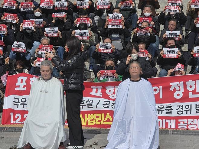 이들은 국민의힘 당 공천관리위원회를 향해 공천 기준 공개, 컷오프 경위 설명, 재검토를 촉구하며 삭발을 진행했다.