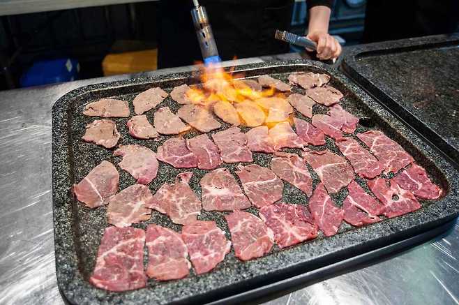 토치로 소고기에 불향을 입히는 모습_한국관광공사 제공