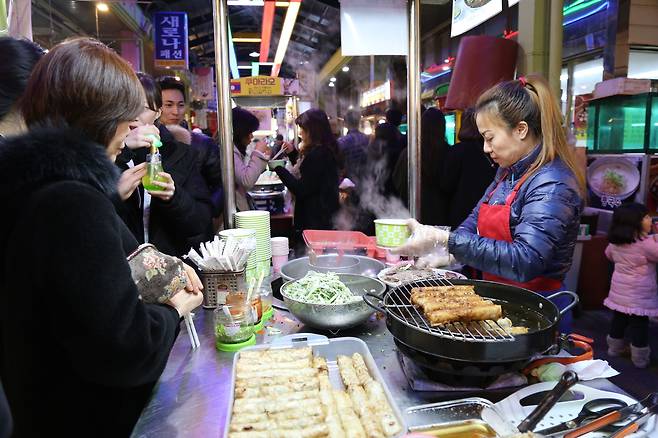 맛의 고장답게 다양한 음식이 일품인 남부시장 한옥마을 야시장