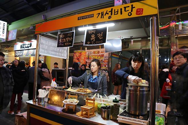 이국적 음식부터 전통음식까지 다양한 한옥마을 야시장_한국관광공사 제공