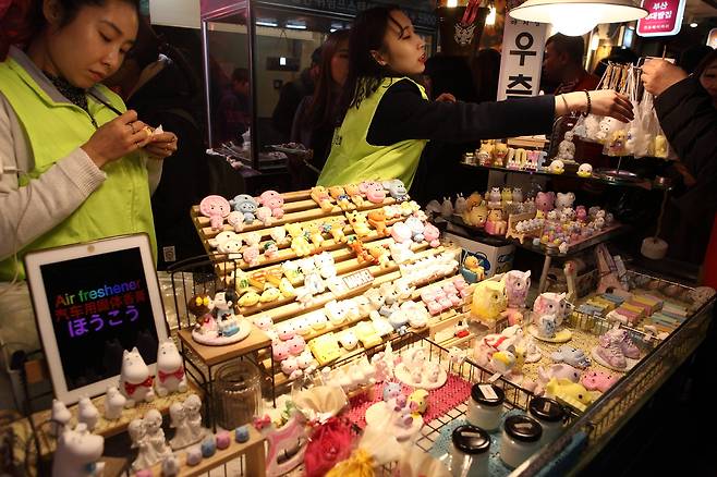 깡통야시장에는 다양한 소품도 판매한다_한국관광공사 제공