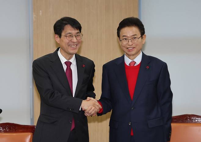 이철우 경북지사(오른쪽)와 김정기 대구시장 권한대행(행정부시장)이 지난 1월 20일 경북도청에서 열린 대구·경북 행정통합 추진협의 회의에서 환한 표정으로 악수하고 있다. /이용선기자