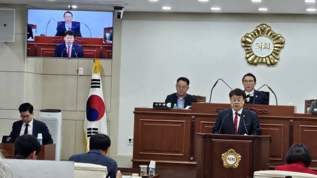 영덕군의회 김성철 군의원이 23일 열린 '재321회 영덕군의회 임시회'에서 '신규 원자력발전소 건설 후보부지 영덕 유치 촉구 건의안' 대표발의 제안 설명을 하고 있다. 김영호 기자