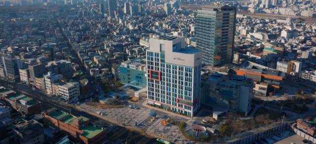 국민 정신건강 사업을 관장하는 보건복지부 산하 국립정신건강센터 전경. 국립정신건강센터가 광역 센터 근속률 평가에서 이직률이 높은 위기개입팀을 제외한 사실이 드러나 행정 편의주의 논란을 빚고 있다. 국립정신건강센터 홈페이지 영상 갈무리