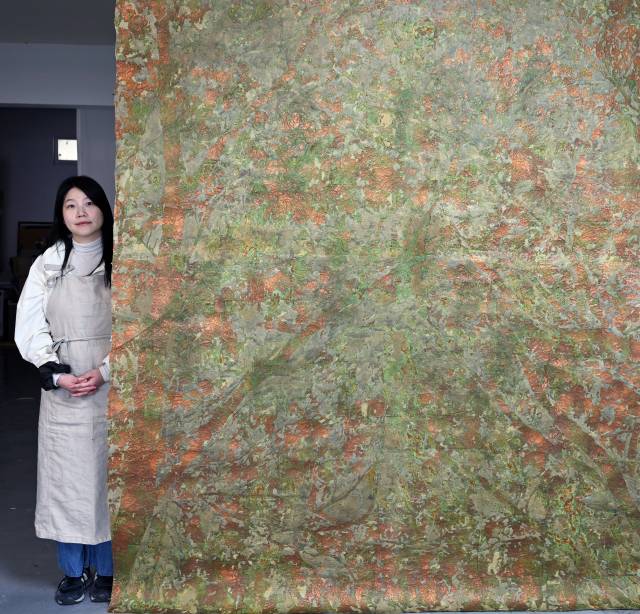 조현수 화가가 창원시 의창구 사림동의 반지하 작업실에서 닥종이에 입힌 동박이 부식되며 형성된 작품을 선보이고 있다. /김승권 기자/