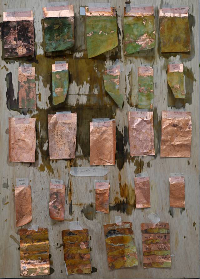 조현수 화가 작업실에서 다양한 재료의 실험이 진행되고 있다./김승권 기자/