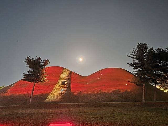 경주시가 지난해 APEC 기간에 운영한 대릉원 미디어파사드 전경. 강시일 기자