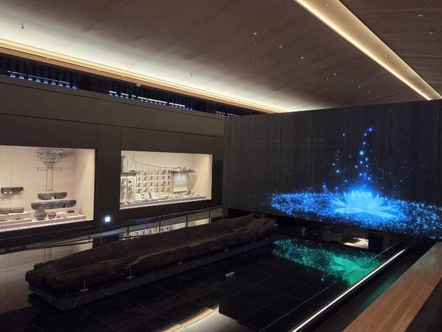 경주시가 야간에 답사하는 코스로 선정한 경주박물관의 월지관. 강시일 기자