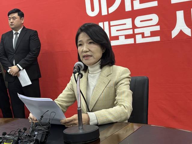 국민의힘 대구시장 경선에서 컷오프된 이진숙 전 방송통신위원장이 23일 대구시당에서 기자회견을 열고 발언하고 있다. 이혜림 기자