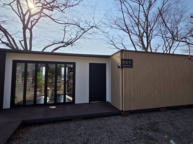 원효대사의 유적을 전시하고 있는 분황사 원효각.