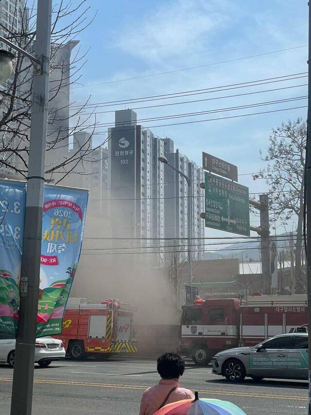 23일 대구 달서구 진천역에서 발생한 화재로 연기가 피어오르고 있다. 독자 제공