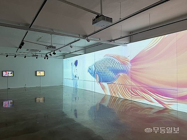 광주대가 호심미술관에 몰입형 미디어플랫폼을 구축, 지난 19일부터 시연을 시작했다. 사진은 시연 첫 전시인 신도원 초대전 ‘나는 아트다’ 모습. 김혜진기자 hj@mdilbo.com