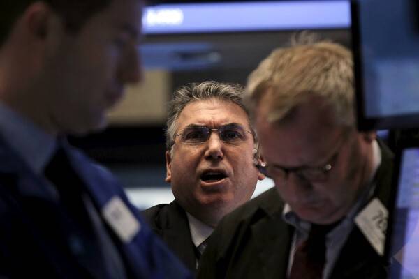 2016년 2월 29일, 뉴욕 증권 거래소(NYSE)에서 거래자들이 거래 작업을 하고 있다. [출처=연합뉴스]