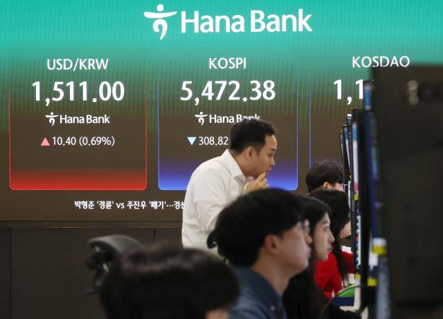 23일 서울 중구 하나은행 본점 딜링룸에서 직원들이 업무를 보고 있다. [사진=연합뉴스]