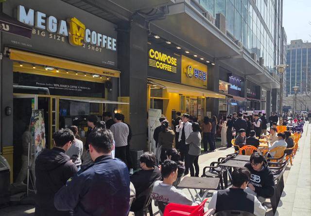 23일 오후 서울 종로구의 저가 커피 매장 앞이 음료를 주문하려는 시민들로 붐비고 있다. [사진=김현아 기자]
