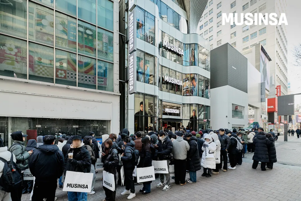 지난 1월 오픈한 ‘무신사 스토어 명동’ 매장 입장을 기다리는 고객들 모습 사진무신사