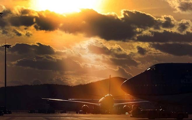 항공업계가 중동사태로 인해 달러 환율과 국제유가가 치솟은 점과 항공유 확보 차질로 인해 4∼5월 기간 일부 국제선 운항을 줄이고 나섰다. / 뉴시스