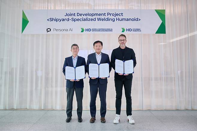 HD현대는 23일 '조선소 특화 용접용 휴머노이드의 실증 및 상용화를 위한 공동개발 협약'을 체결했다. 왼쪽부터 HD현대로보틱스 송영훈 솔루션개발부문장, HD한국조선해양 이동주 제조혁신연구소 부문장, 페르소나 AI 닉 래드포드 CEO. [사진=HD현대]