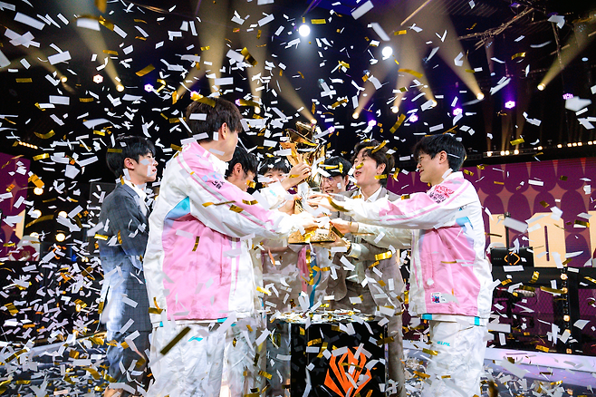 퍼스트 스탠드서 우승 차지한 빌리빌리 게이밍(사진=라이엇 게임즈)