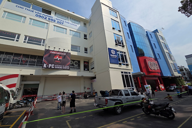 레드포스 PC 아레나 호치민 1호점은 현지 대형 슈퍼마켓 체인점 고마켓, 방탈출 카페 등 다양한 활동이 가능한 건물에 자리를 잡았다.