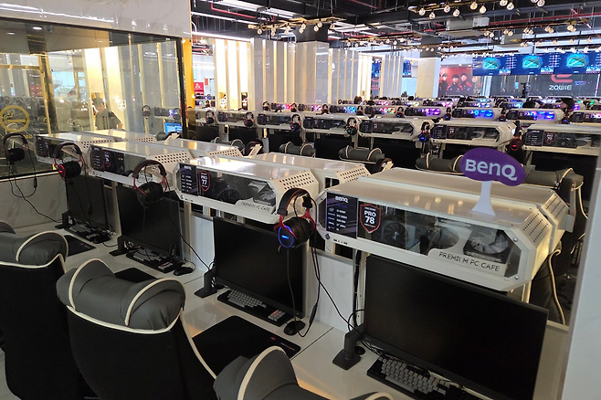 일반적인 한국 PC방과 같은 구조로 배치된 FPS 존 및 프로 존.