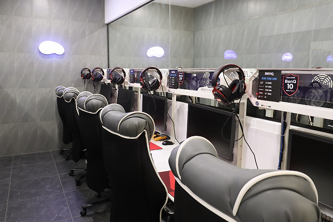 PC 5대가 나란히 배치된 팀 존. 팀 게임을 함께 즐기는 이용자를 위한 공간으로 디자인됐다.